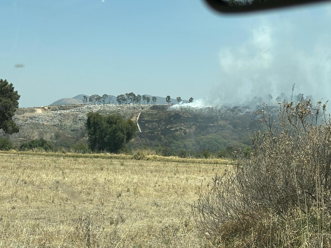 Investigan causas de incendio de relleno sanitario de Nanacamilpa